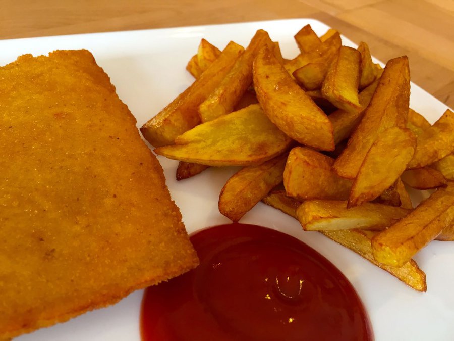 Schnitzel, Pommes mit Ketchup.jpg