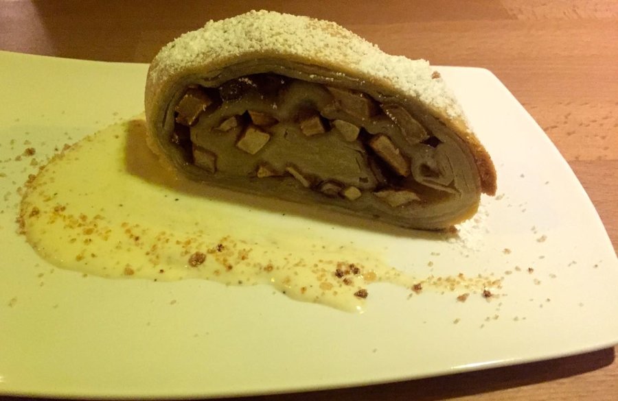 Apfelstrudel mit Vanillesauce.jpg