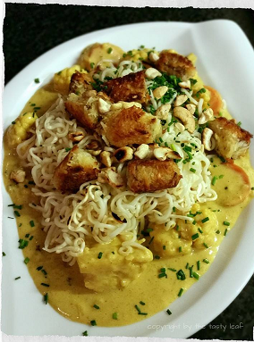 Gebratene Mie Nudeln mit Mandel-Sesam-Tofu im Kokosmantel und Curry-Gemüse. Vegan. Bio. Leeecker.png