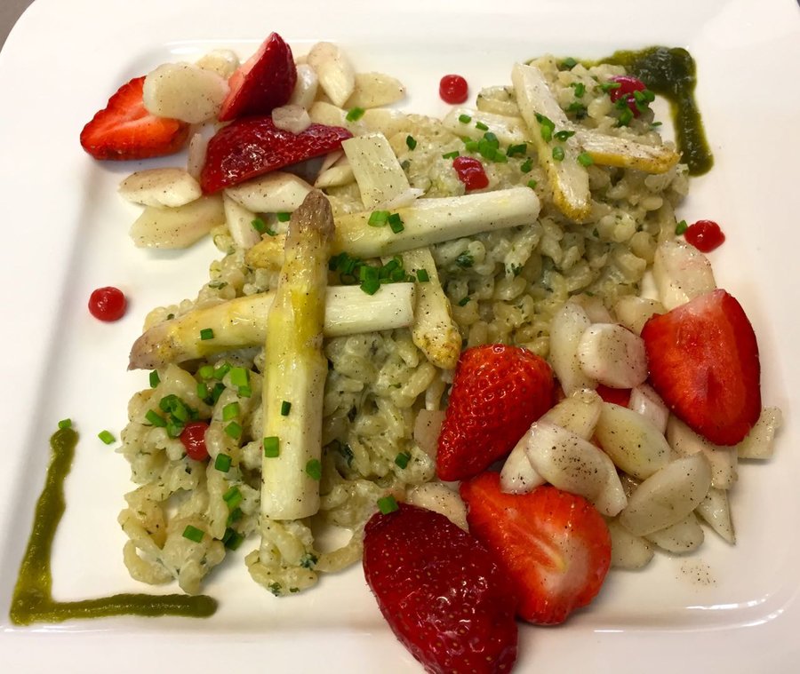 Spargel mit Kräuterspätzle und Erdbeeren.jpg