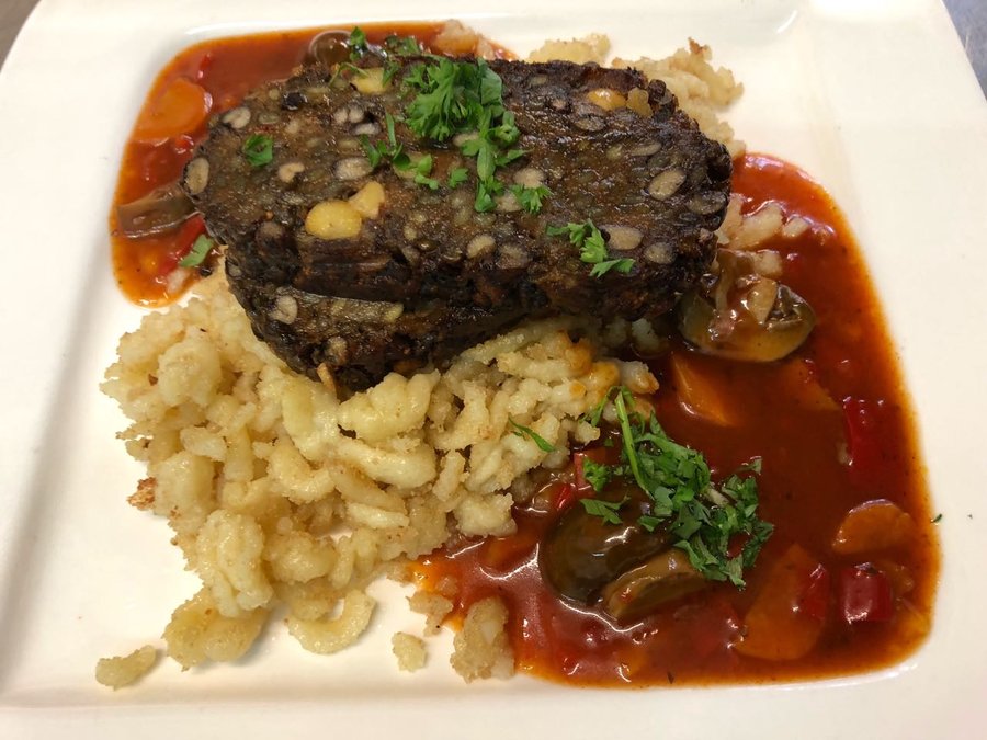 Spätzle mit Bohnenbraten und Pilzsauce.jpg