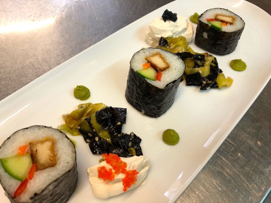 Sushi mit Algensalat.jpg