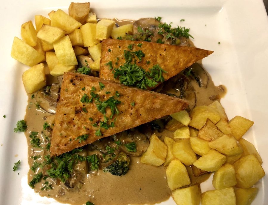 Tempeh mit Kartoffeln, Brokkoli, Champignon-Zimt-Sauce.jpg