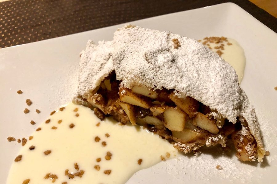 Apfelstrudel mit Vanillesauce.jpg