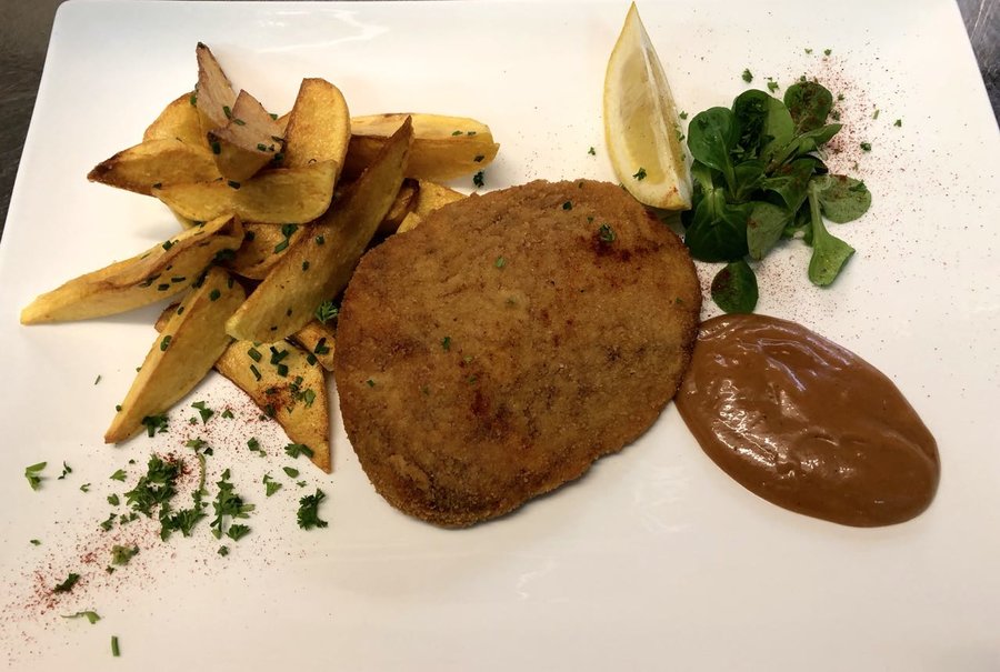 Schnitzel, Pommes und Salat.jpg