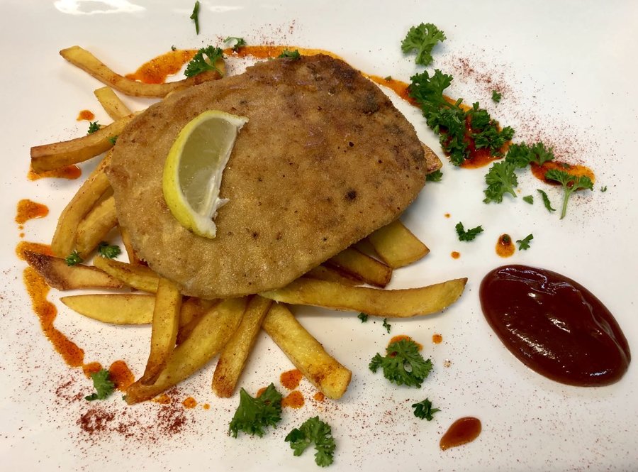 Schniposa - Tempehschnitzel mit Pommes und Salat.jpg