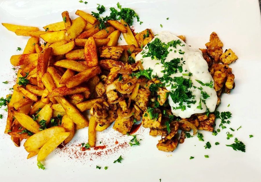 Tempehgyros, Knoblauchsauce, Pommes.jpg