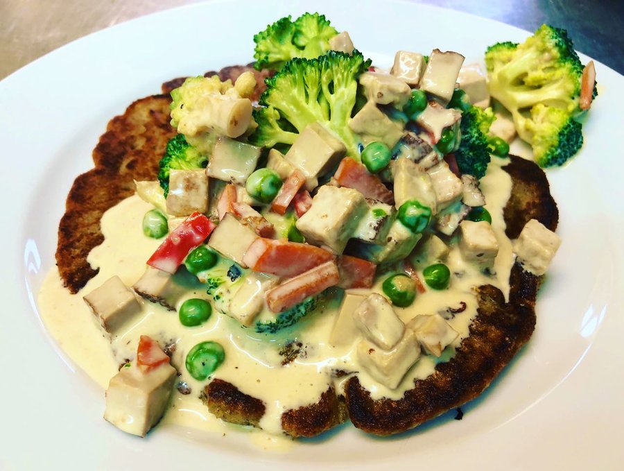 Kichererbsenpfannkuchen mit Tofu und Gemüse.jpg