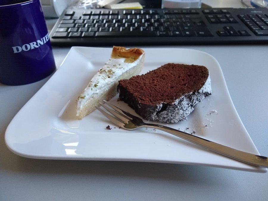 Kuchen am Arbeitsplatz.jpg