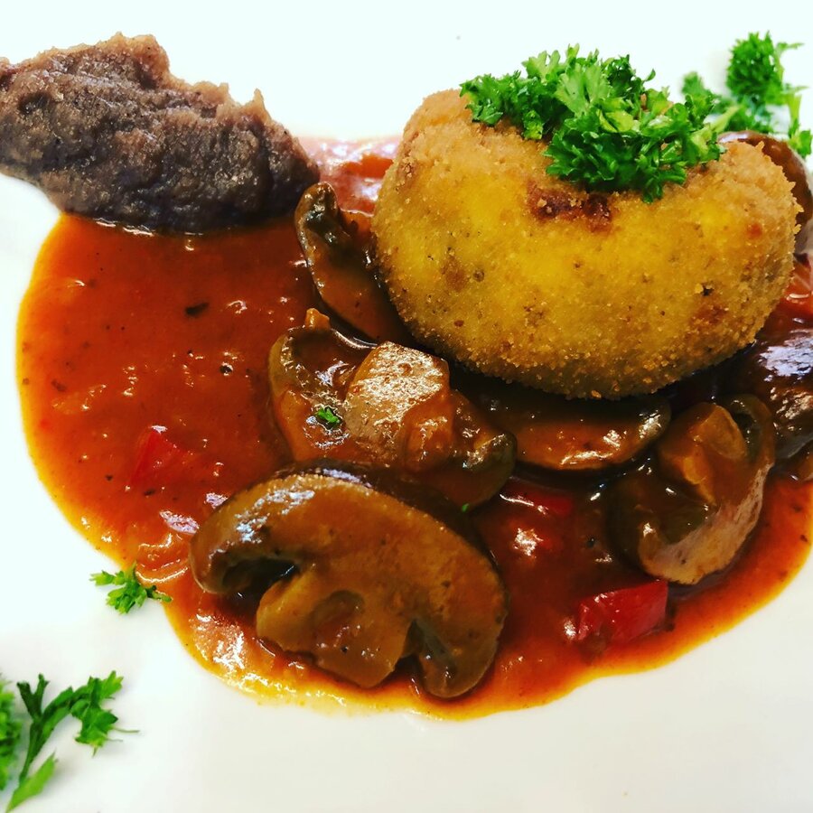 Krokette mit Pilzgulasch, Zwiebelpüree.jpg