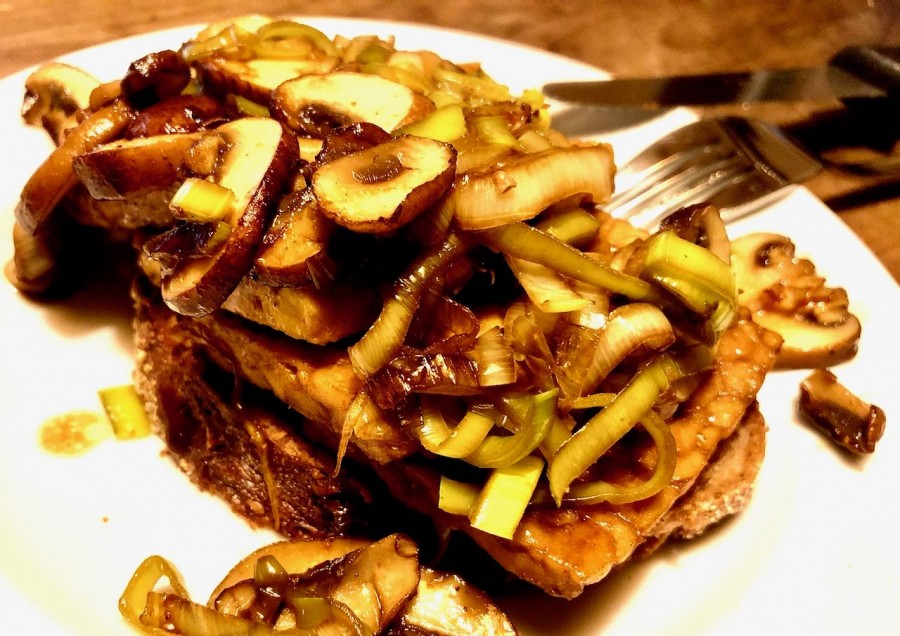 Tempeh mit Lauch und Pilzen auf Röstbrot.jpeg