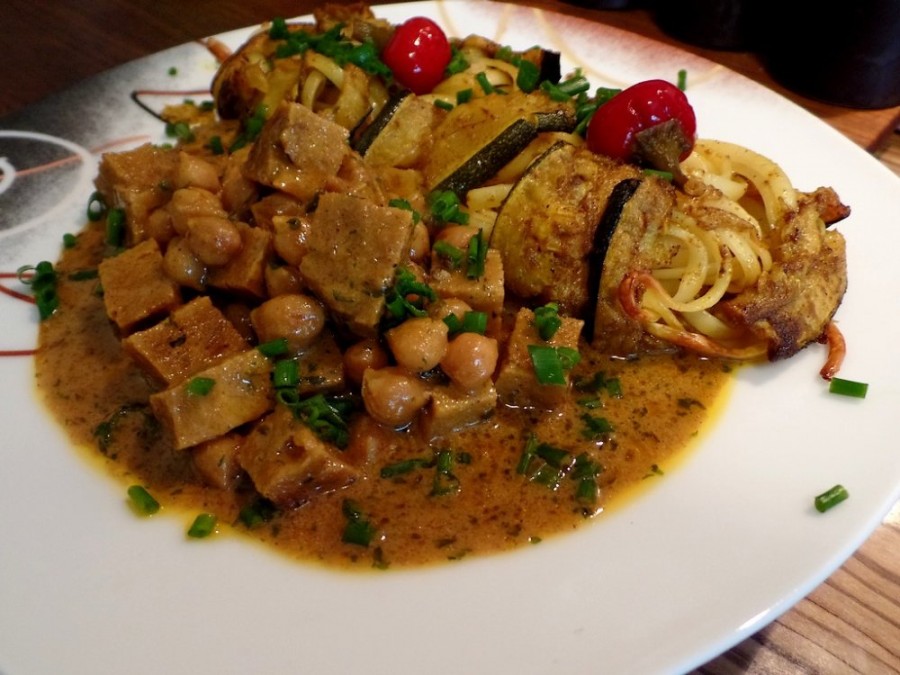 Zucchiniroulade mit Seitan Kichererbsencurry_1a.JPG