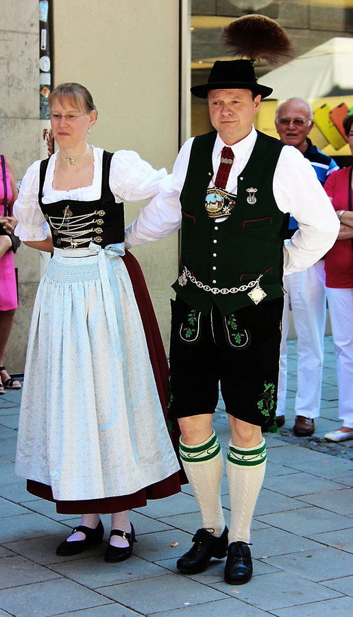 800px-Stadtgruendungsfest_munich_2013_Paar_in_Tracht_beim_TAnz.JPG